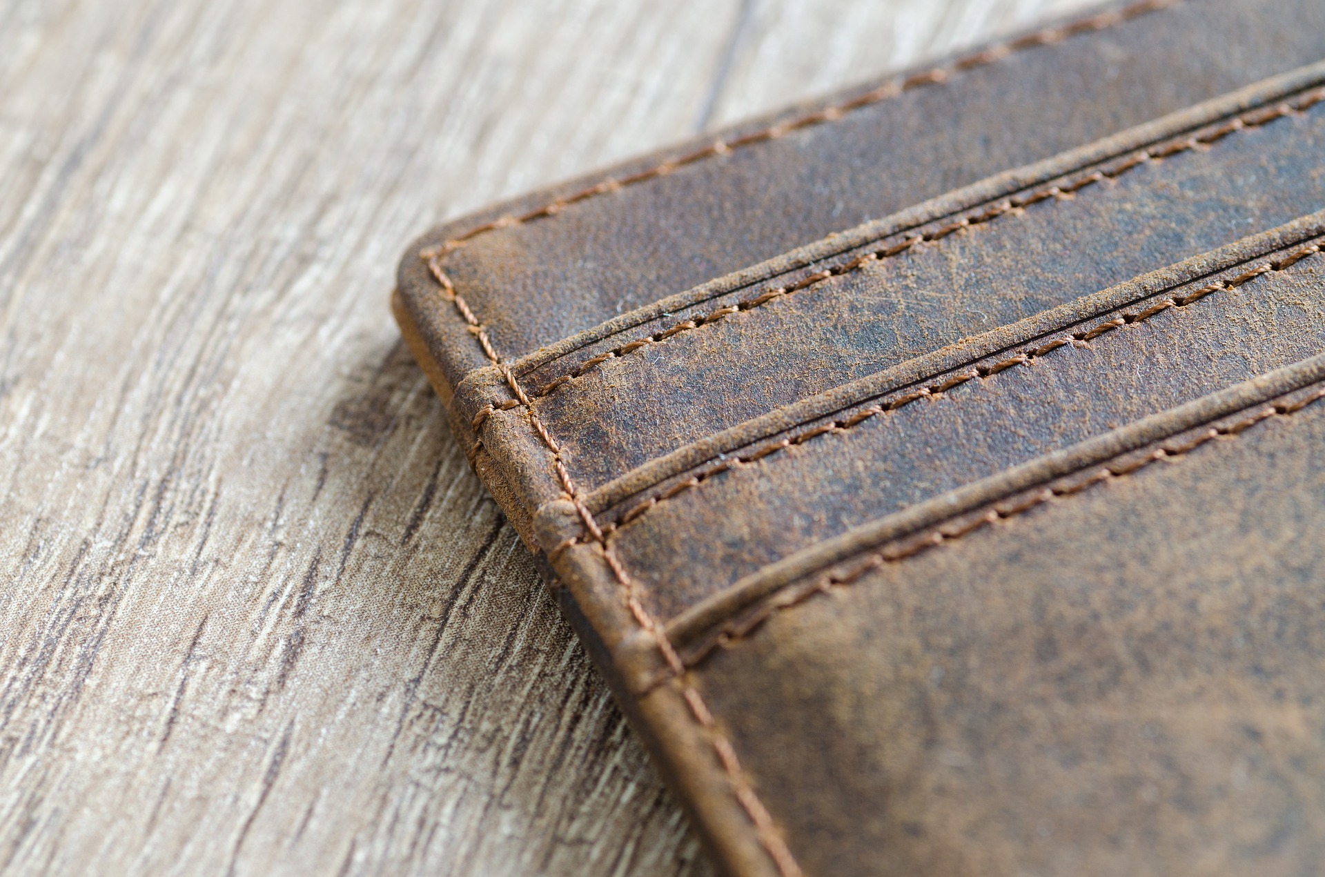 合成皮革にはない、革本来のシボ（凹凸）や自然なシワなど、一点一点異なる天然の個性を楽しめます。